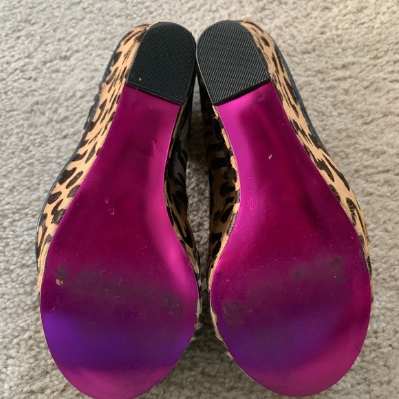 Betsey Johnson Leopard wedges - Picture 2 of 5